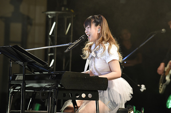 “牧野由依”をとことん突き詰めた、充実の一夜！ “YUI MAKINO LIVE―Thanx Beginning♪―”レポート - 画像一覧（1/5）