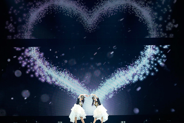 Claris 初の武道館コンサート大成功 初めて仮面を脱いだclaris 大声援をもらい新たなスタートを切った リスアニ Web アニメ アニメ音楽のポータルサイト