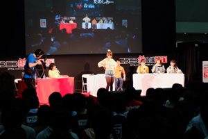 『シアターデイズ』対決では郁原ゆうのフルコンスーパープレイも！“「超アイドルマスターステージ ～THREE STARS!!! 紅白対決してみた！～」in ニコニコ超会議2017”レポート - 画像一覧（10/15）