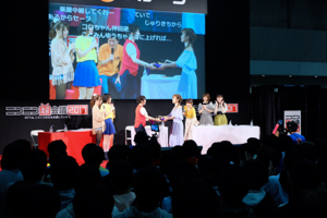 『シアターデイズ』対決では郁原ゆうのフルコンスーパープレイも！“「超アイドルマスターステージ ～THREE STARS!!! 紅白対決してみた！～」in ニコニコ超会議2017”レポート - 画像一覧（15/15）