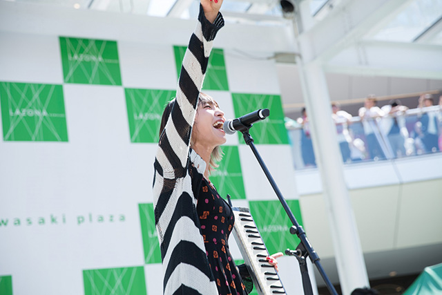 “ロックヒロイン”LiSA、ニューシングル「だってアタシのヒーロー。」リリースイベント開催！夏休みのラゾーナ川崎が超満員！ - 画像一覧（2/11）