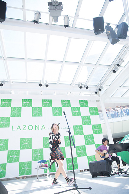 “ロックヒロイン”LiSA、ニューシングル「だってアタシのヒーロー。」リリースイベント開催！夏休みのラゾーナ川崎が超満員！ - 画像一覧（10/11）