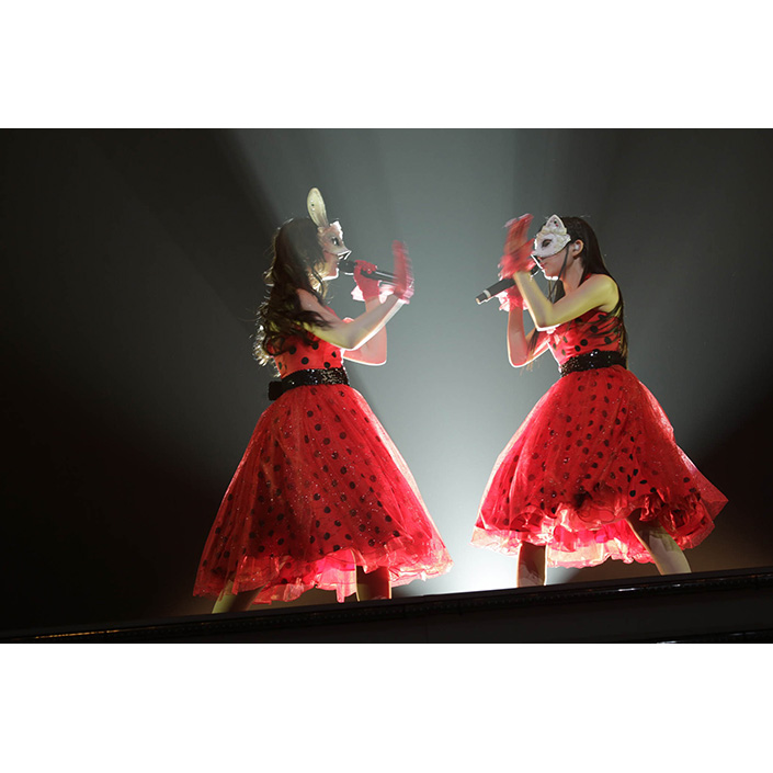 ついに仮面を外したクララとカレン！「ClariS 2nd HALL CONCERT in パシフィコ横浜国 立大ホール ～さよならの先へ…はじまりのメロディ～」ライブレポート - 画像一覧（3/5）
