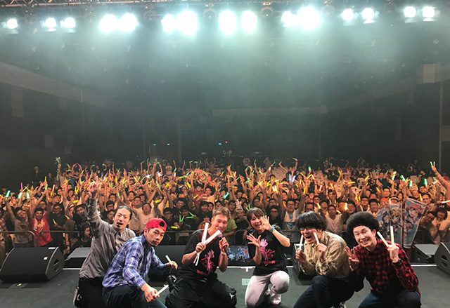 アニソンフィットネスがシンガポールで流行の兆し！？サイリウム持って暗闇フィットネス！