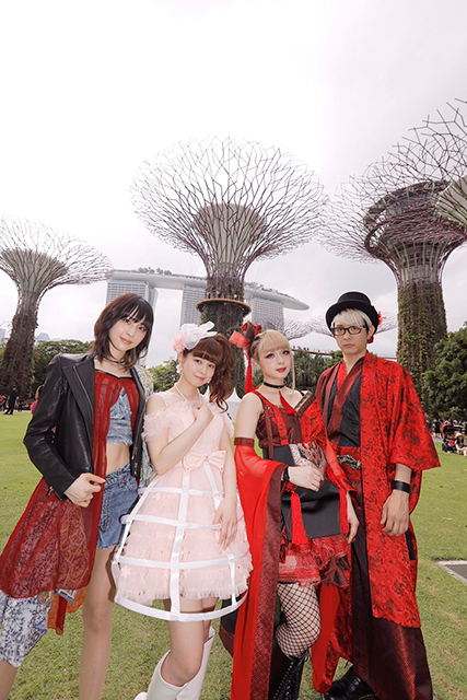 SACRA MUSICに所属する、綾野ましろ、GARNiDELiA、春奈るなの3組が、シンガポールの超巨大植物園「ガーデンズ・バイ・ザ・ベイ」で約5,000人の観客を魅了！！！ - 画像一覧（11/11）