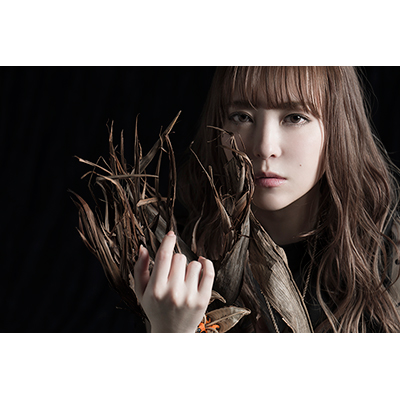 黒崎真音が5月9日にリリースする「décadence -デカダンス-」のアーティスト写真公開！！あわせて一人三役に扮したCM動画も公開！ - 画像一覧（3/4）