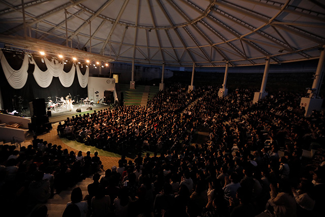 LiSAとAimerが共演した至福の一夜。徳島の夜空のもと開催された“「唄の降る夜」コンサート”をレポート！ - 画像一覧（9/12）