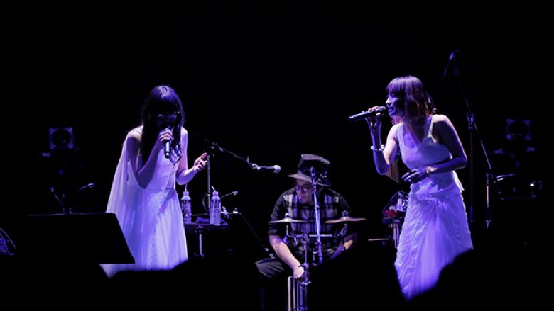 LiSAとAimerが共演した至福の一夜。徳島の夜空のもと開催された“「唄の降る夜」コンサート”をレポート！