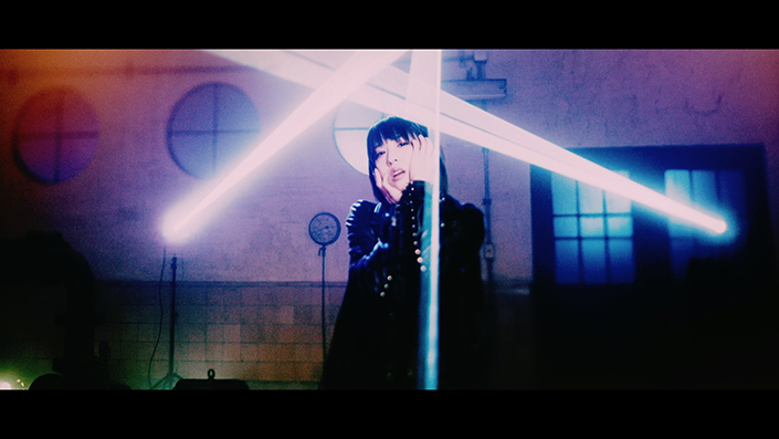 レーザー光線と絡み合う！綾野ましろ「衝動」ミュージックビデオ公開！ - 画像一覧（3/4）