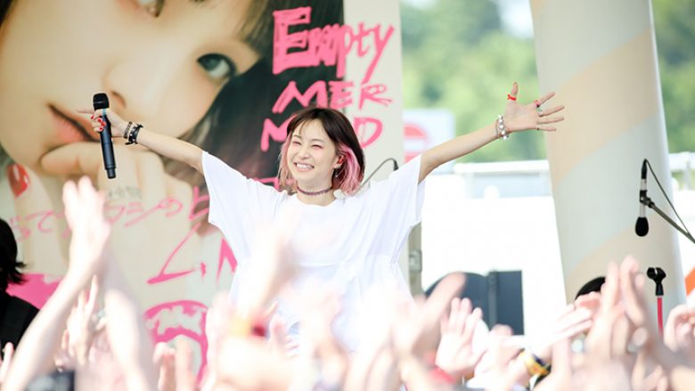 LiSA、初ベストAL発売記念！自身初フルバンドでのフリーライブに3000人が集結！観客からの逆サプライズに感激の涙！新曲も初披露！