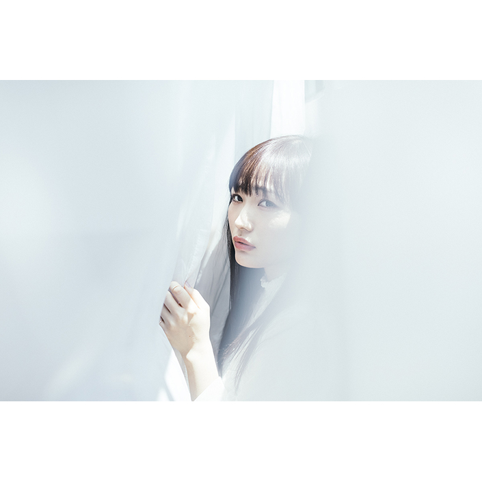 「ふと、その声が聴きたくなる」シンガーソングライター安月名莉子、2018年10月放送TVアニメ『やがて君になる』主題歌でデビュー - 画像一覧（1/3）