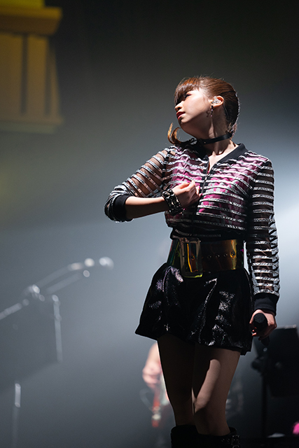 『ファンからのサプライズに感動！　ベストアルバム収録のカバー曲も披露した「春奈るな LIVE 2018 “LUNAtic Typhoon”」レポート！ - 画像一覧（5/8）