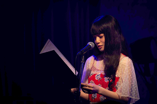 新人歌手/声優・結城萌子、メジャーデビューを記念した朗読とアコースティックアレンジによるスペシャルライブ「innocent moon Release Event　〜ムーンライト・セレナーデ〜」の最速オフィシャルレポートが到着！ - 画像一覧（3/3）