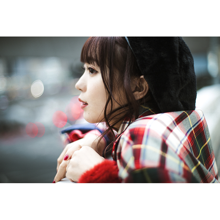 斉藤朱夏、1st シングル「36℃/パパパ」ジャケ写解禁！初回盤は冬を彩る朱いプレゼントBOX仕様に！店舗別購入者特典＆特典絵柄も解禁に！ - 画像一覧（6/7）