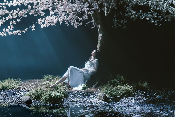 Aimer、劇場版「Fate/stay night [Heaven’s Feel]」Ⅲ.spring song主題歌「春はゆく」MV＆アートワーク公開！劇場版「Fate/stay night [Heaven’s Feel]」三部作全主題歌のミュージックビデオで監督・三木孝浩＆主演・浜辺美波が実現！ - 画像一覧（5/6）