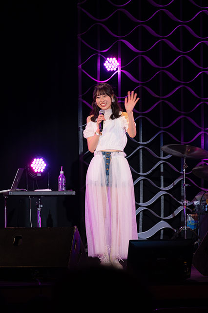 先輩たちの名曲カバー＆ソロデビュー曲「桜舞い散る夜に」初披露！　“近藤玲奈 1st LIVE～Listen～”レポート - 画像一覧（4/13）