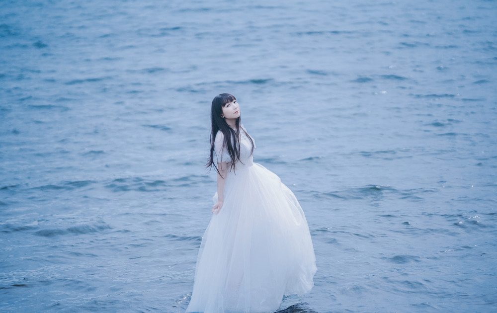 【新古美品】堀江由衣 詩写真集 白の追憶 2107011800-yh-005-1000x630.jpg