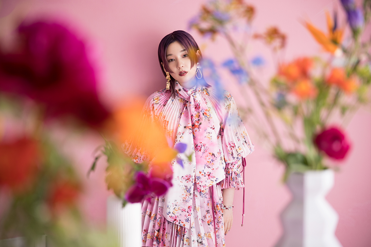 “Subversive”という言葉を軸に作り上げた本作――高槻かなこ、TVアニメ『100万の命の上に俺は立っている』EDテーマ「Subversive」リリースインタビュー - 画像一覧（8/9）