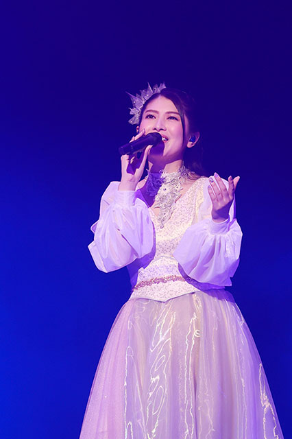 【ライブレポート】愛を歌い続けてきた旅路の果て――茅原実里、“Minori Chihara the Last Live 2021 ～Re:Contact～”ライブレポート。彼女の音楽は色褪せることなく、希望ある未来を描きながら生き続ける - 画像一覧（2/10）