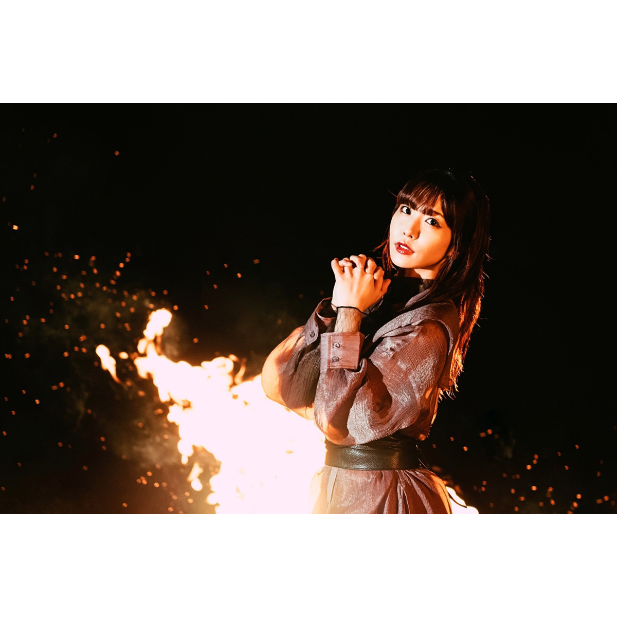 愛美、炎に包まれ祈るように歌う「LIGHTS」Music Video公開！ - 画像一覧（2/3）