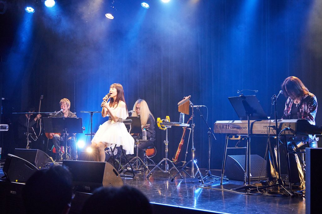 ライブレポート】“417（しいな）の日”に約2年ぶりのライブ！“椎名