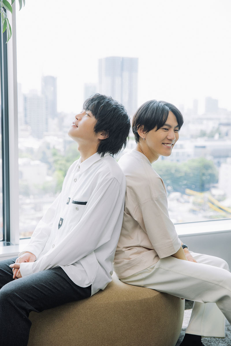 【撮りおろしインタビュー】アイドル憑依コメディ、夏アニメ『神クズ☆アイドル』スタート！　アイドルユニット“ZINGS”を演じる今井文也と堀江 瞬へ、彼らが歌う楽曲へのこだわりやお互いの印象について話を聞く - 画像一覧（7/8）