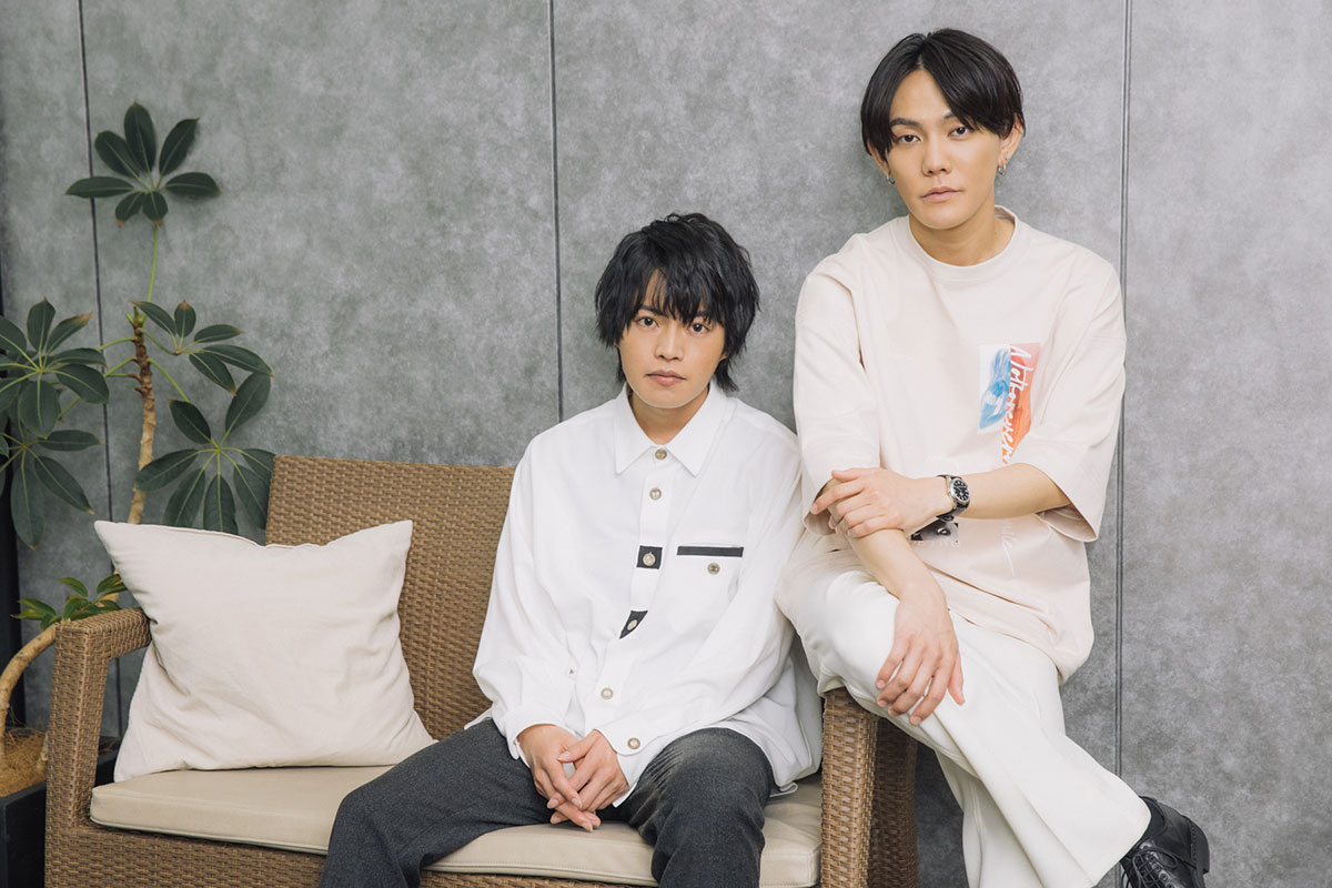 【撮りおろしインタビュー】アイドル憑依コメディ、夏アニメ『神クズ☆アイドル』スタート！　アイドルユニット“ZINGS”を演じる今井文也と堀江 瞬へ、彼らが歌う楽曲へのこだわりやお互いの印象について話を聞く - 画像一覧（2/8）