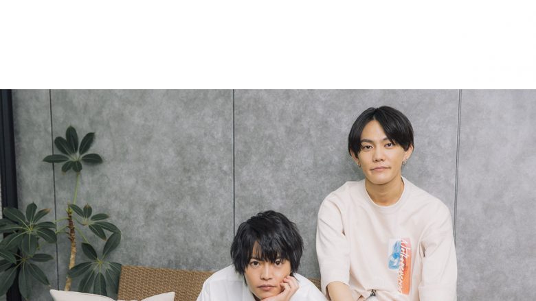 【撮りおろしインタビュー】アイドル憑依コメディ、夏アニメ『神クズ☆アイドル』スタート！　アイドルユニット“ZINGS”を演じる今井文也と堀江 瞬へ、彼らが歌う楽曲へのこだわりやお互いの印象について話を聞く