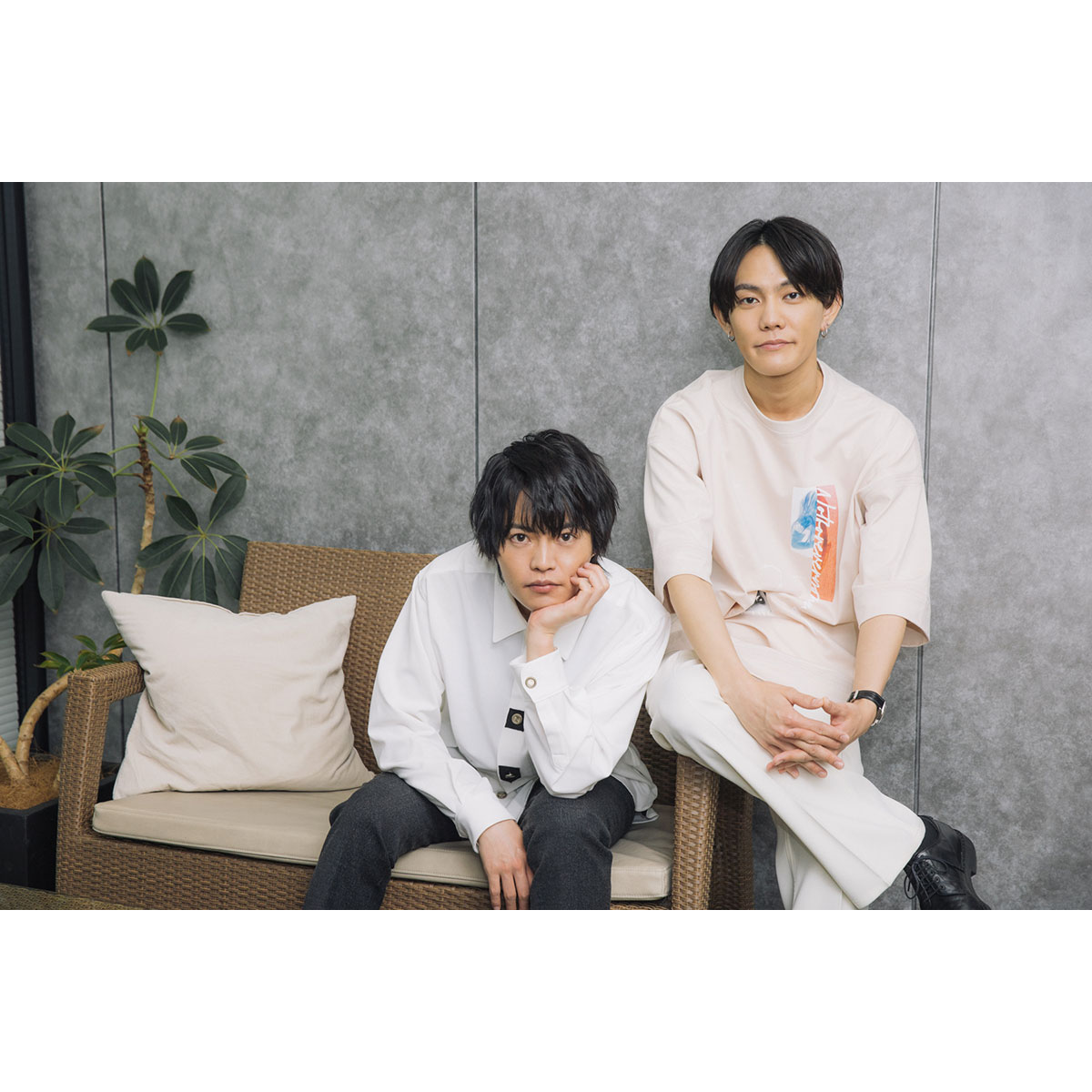 【撮りおろしインタビュー】アイドル憑依コメディ、夏アニメ『神クズ☆アイドル』スタート！　アイドルユニット“ZINGS”を演じる今井文也と堀江 瞬へ、彼らが歌う楽曲へのこだわりやお互いの印象について話を聞く - 画像一覧（1/8）