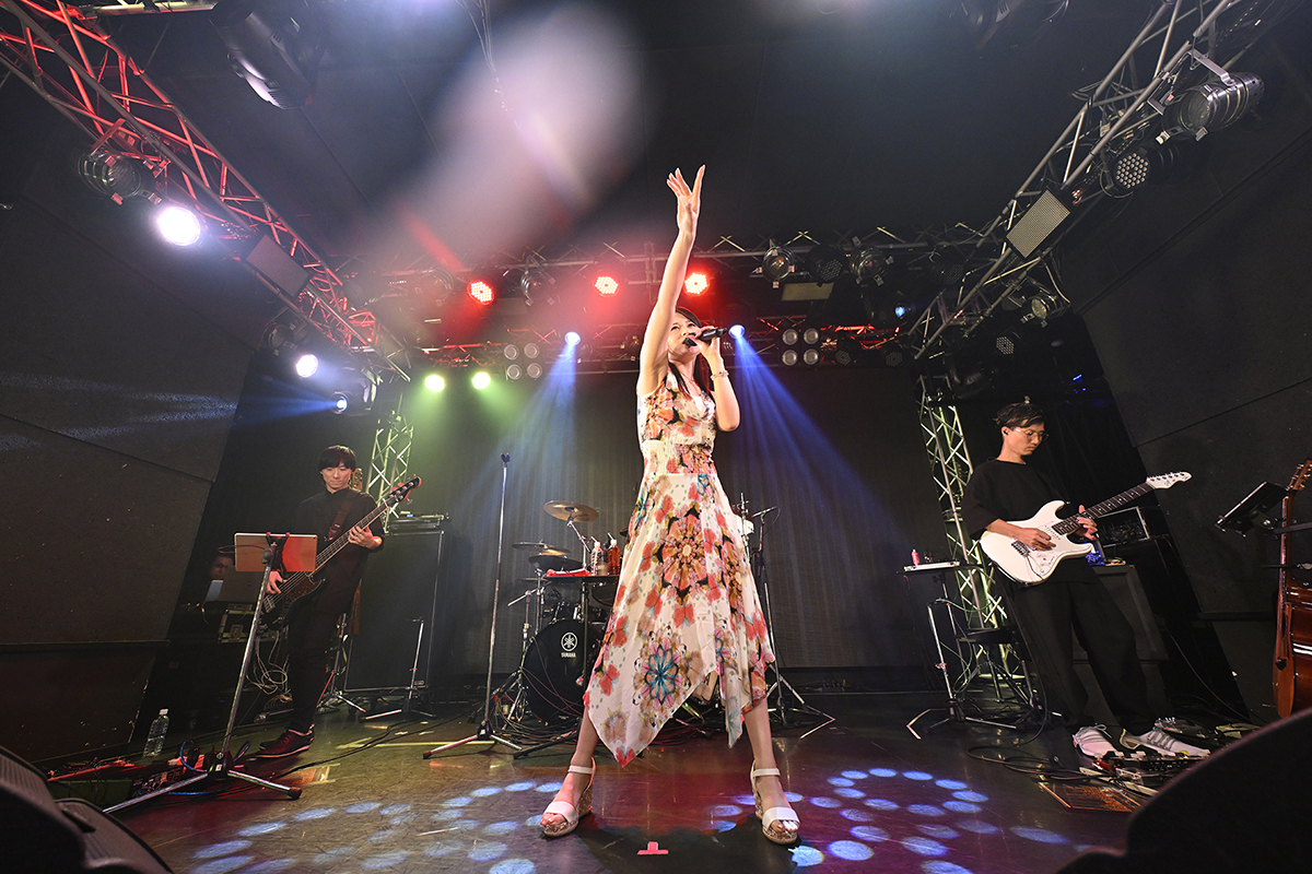 「織田かおり 13th SOLO LIVE “Flowers” in bloom」オフィシャルレポートが到着！ - 画像一覧（2/4）