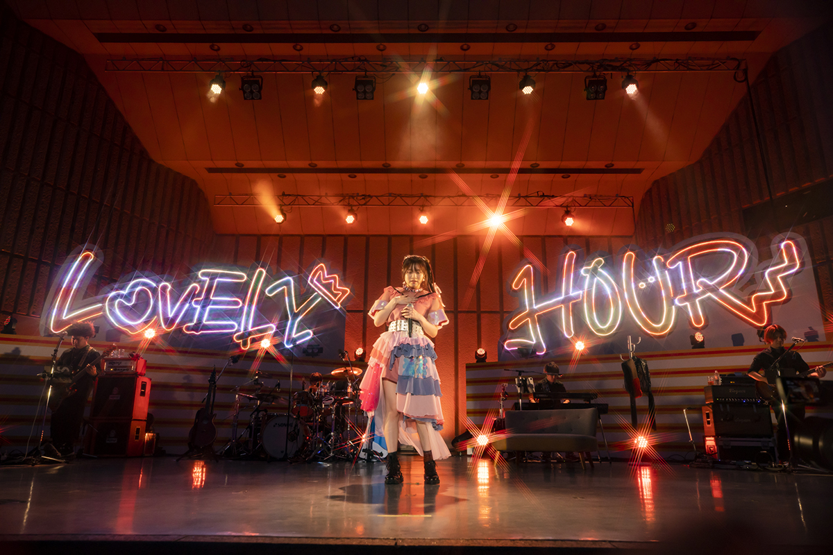 今だけの輝きが詰まった愛すべき瞬間！「鈴木このみ 10th Anniversary Live 〜LOVELY HOUR〜」オフィシャルライブレポが到着！ - 画像一覧（2/11）