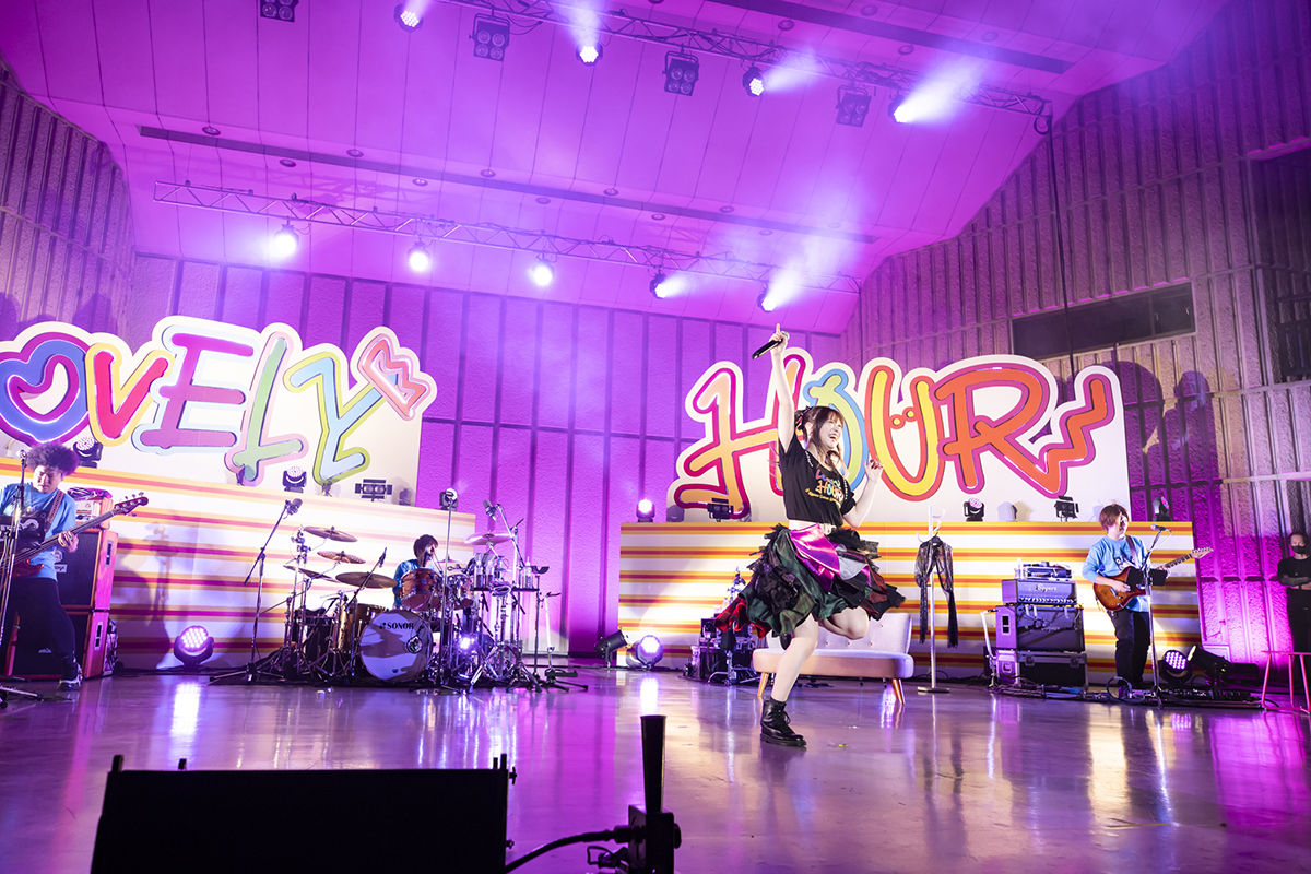 今だけの輝きが詰まった愛すべき瞬間！「鈴木このみ 10th Anniversary Live 〜LOVELY HOUR〜」オフィシャルライブレポが到着！ - 画像一覧（3/11）