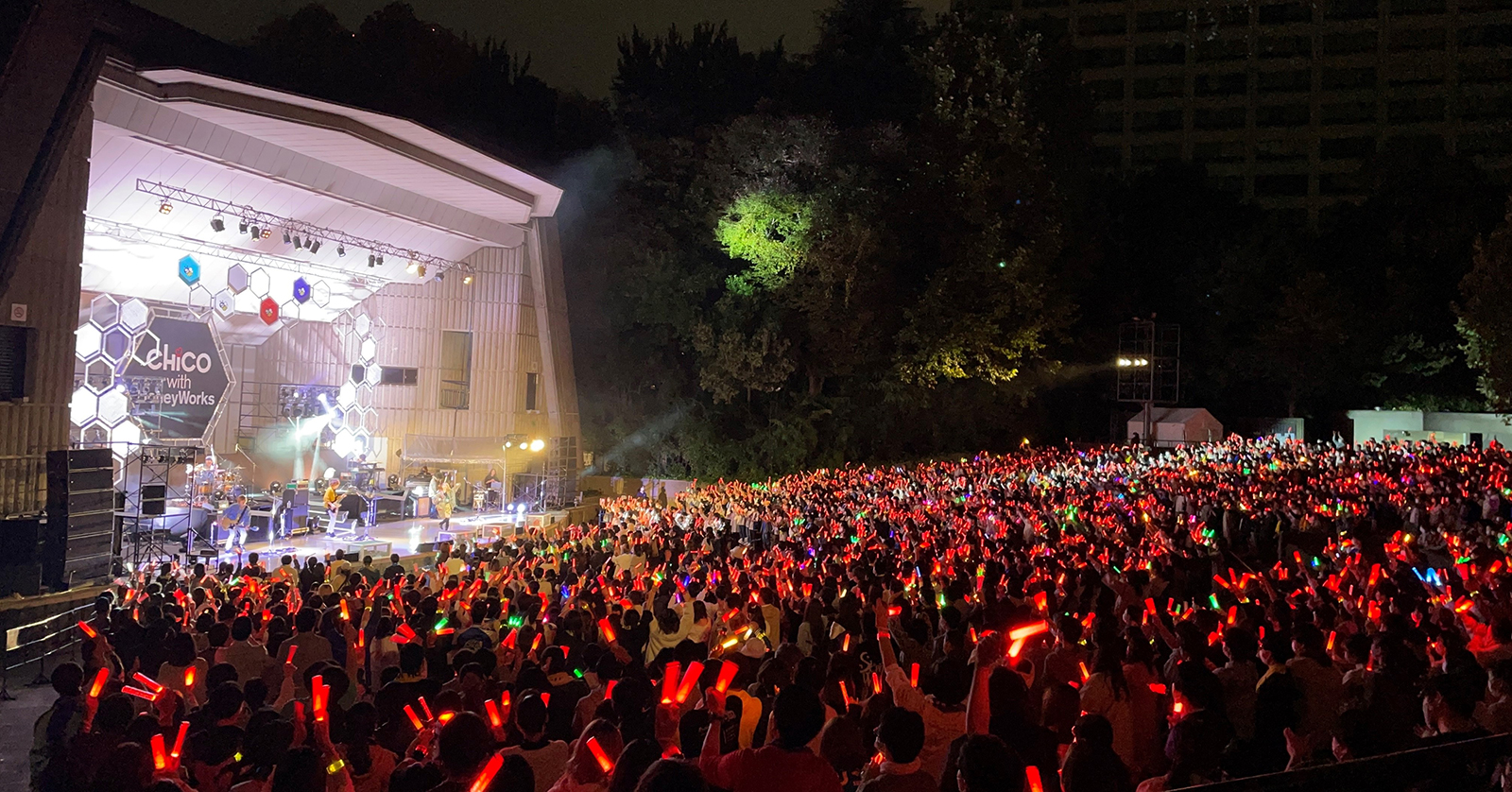 CHiCO with HoneyWorksのホールツアー“「Bee with U」”&野音ワンマン“～11月のミツバチ～”で見せた最新で最強のチコハニ！2公演を濃密レポート！ - 画像一覧（1/1）