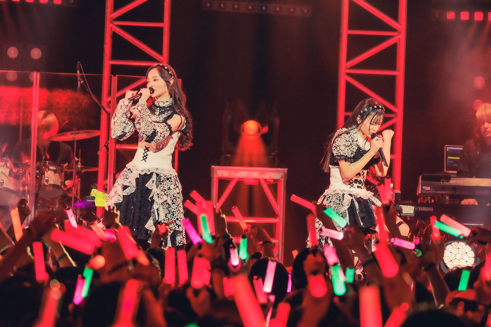 ClariSが初の生バンドのライブ開催！サプライズでWinkのあの名曲をカバー！“ClariS SPRING LIVE 2023 ～Neo Sparkle～”レポート - 画像一覧（4/18）