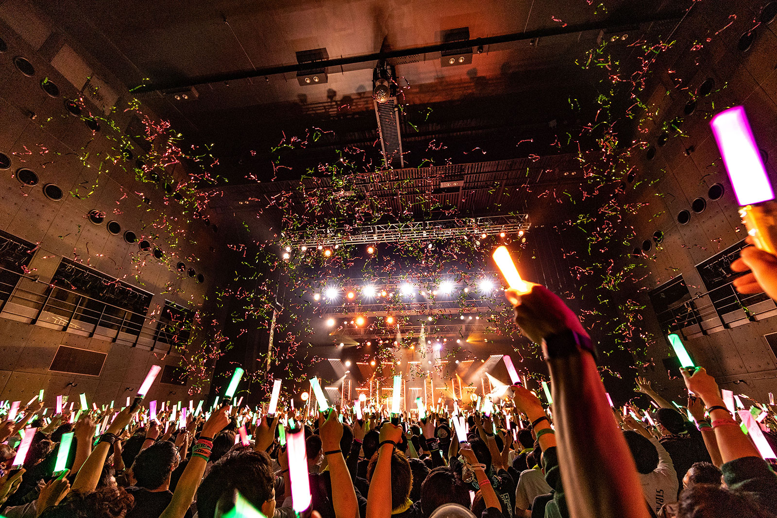 ClariSが初の生バンドのライブ開催！サプライズでWinkのあの名曲をカバー！“ClariS SPRING LIVE 2023 ～Neo Sparkle～”レポート - 画像一覧（3/18）