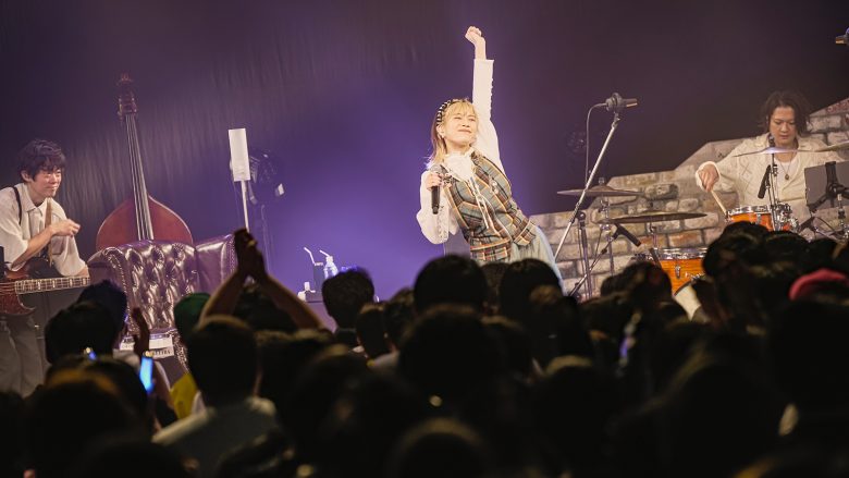 “生きている”ことを実感できる、心に刺さり、響くライブ――“青山吉能Birthday LIVE「されど空の青さを知る」”レポート