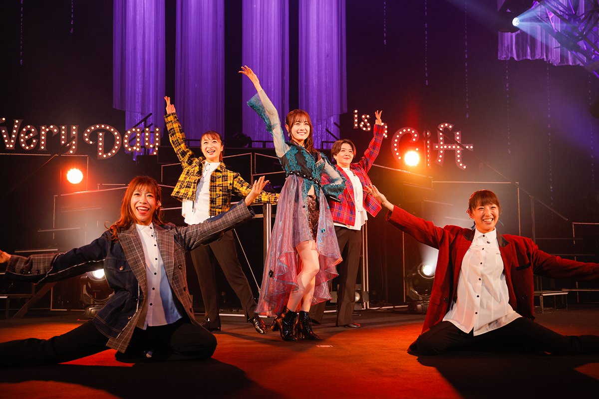 幸せや喜びというGiftを分け合い、届け合った大切な時間――“伊藤美来 Live Tour 2023「Every Day is a Gift」”東京公演レポート - 画像一覧（2/6）