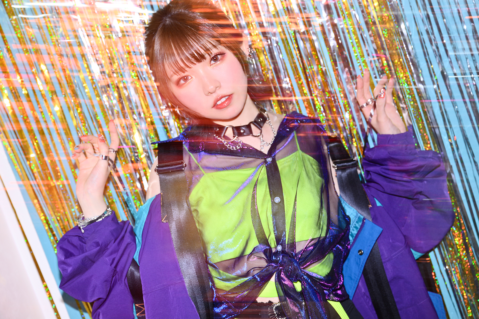 聴く人の心に鮮やかな“色”を与える、ビビッドに輝く6曲！　峯田茉優、デビューミニアルバム『WHO ARE ME？』リリースインタビュー - 画像一覧（4/4）