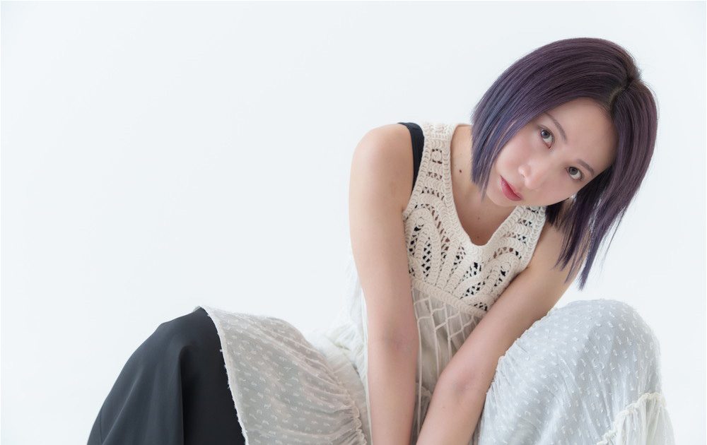 Kalafinaを経てソロ・アーティストとして活動するHikaruが、バンド編成