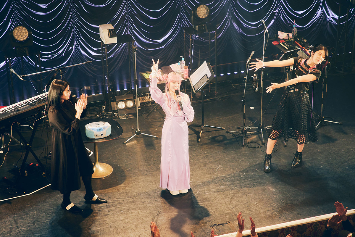 独自の世界観と共に音楽の楽しさを分かち合い、新たな世界へ飛躍するステージに――“降幡 愛 4th Live Tour USAGI”東京公演レポート - 画像一覧（1/6）