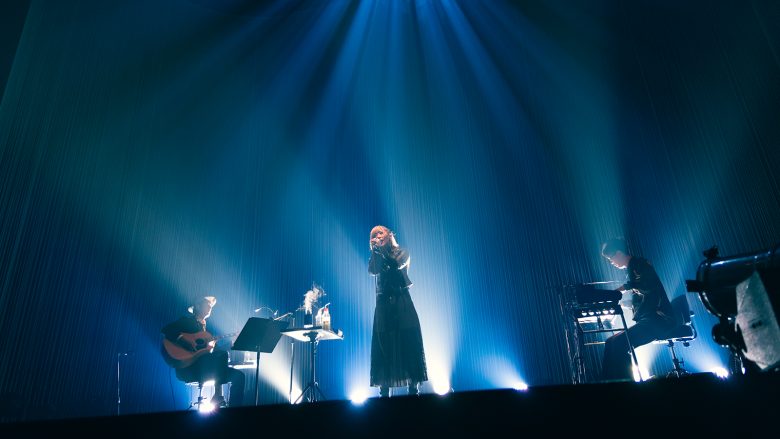 ReoNaの“お歌”を存分に堪能できる一夜に。アコースティックライブツアー「ReoNa Acoustic Live Tour“ふあんぷらぐど2023”」KT Zepp Yokohama公演を振り返る。