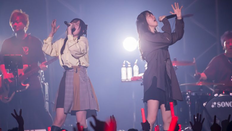 “あの日のふたりはあまりに無敵だった” ――伝説を残した初のライブツアー「She is Legend Live Tour 2023 “Extreme Flag”」ファイナル公演レポート