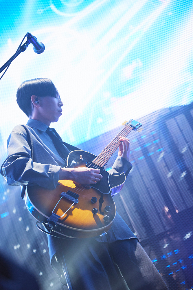 MISSION COMPLETE！TAKU INOUEと星街すいせいが二次元／三次元を横断し、未開の世界へ――“Midnight Grand Orchestra 1st LIVE「Midnight Mission」”レポート - 画像一覧（7/15）