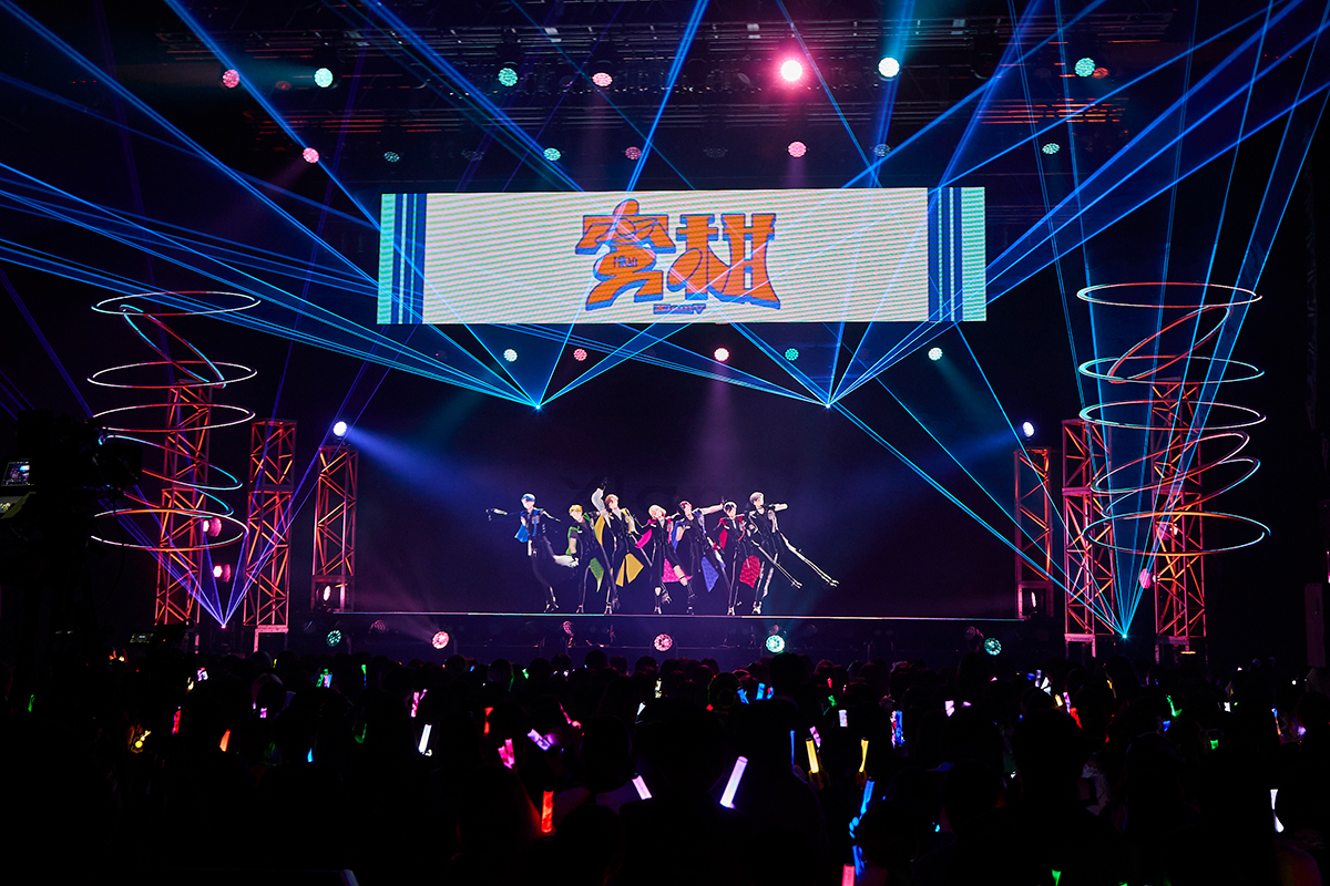 XlariSと共に作り上げた“始まりのステージ”――。2次元アイドルオーディションプロジェクト「VS AMBIVALENZ」から誕生した7人組グループ・XlamVの初ライブをレポート！ - 画像一覧（2/7）