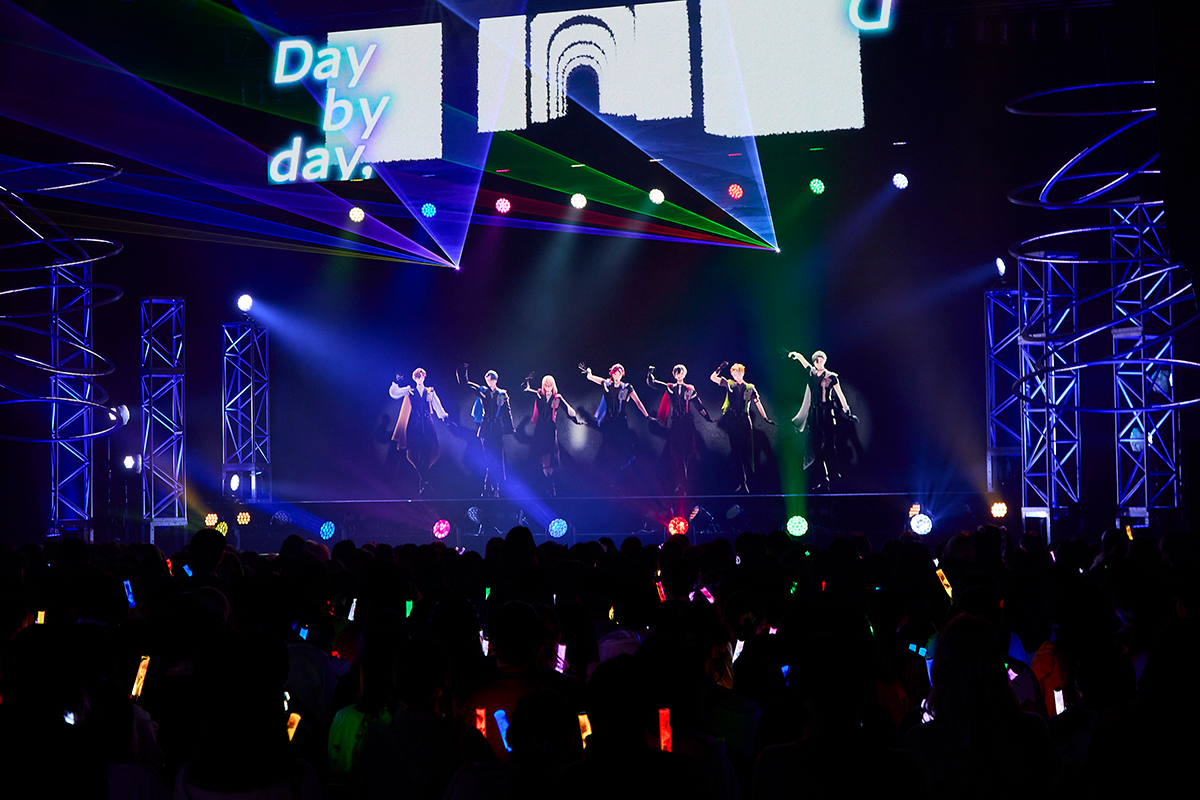 XlariSと共に作り上げた“始まりのステージ”――。2次元アイドルオーディションプロジェクト「VS AMBIVALENZ」から誕生した7人組グループ・XlamVの初ライブをレポート！ - 画像一覧（1/7）