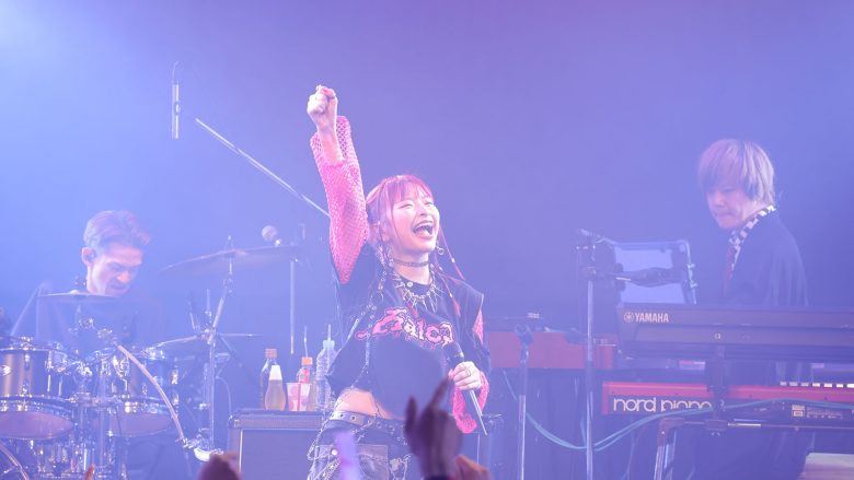 東阪でのビルボードライブも発表！halca、無限のパワーと歌唱力を見せつけたフルバンド編成ワンマン“LAWSON presents halca live 2024 playloud”を振り返る！