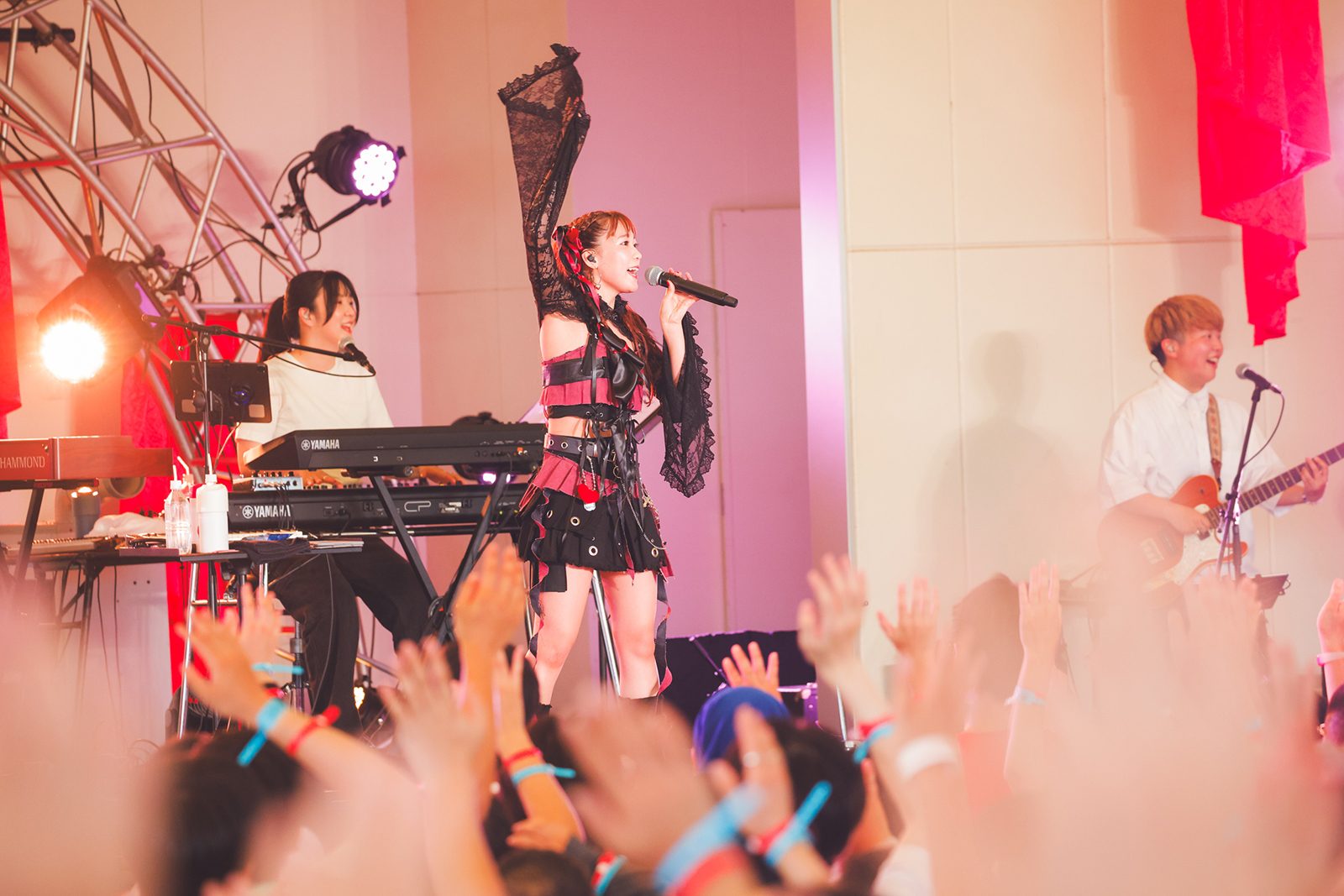 真夏の野外に現れた“天使朱夏”と“悪魔朱夏”。東武動物公園イベントステージHOLA!にて開催された斉藤朱夏の初野外ワンマン“5th ANNIVERSARY朱演2024「天使と悪魔のささやき」”初日公演をレポート - 画像一覧（7/10）