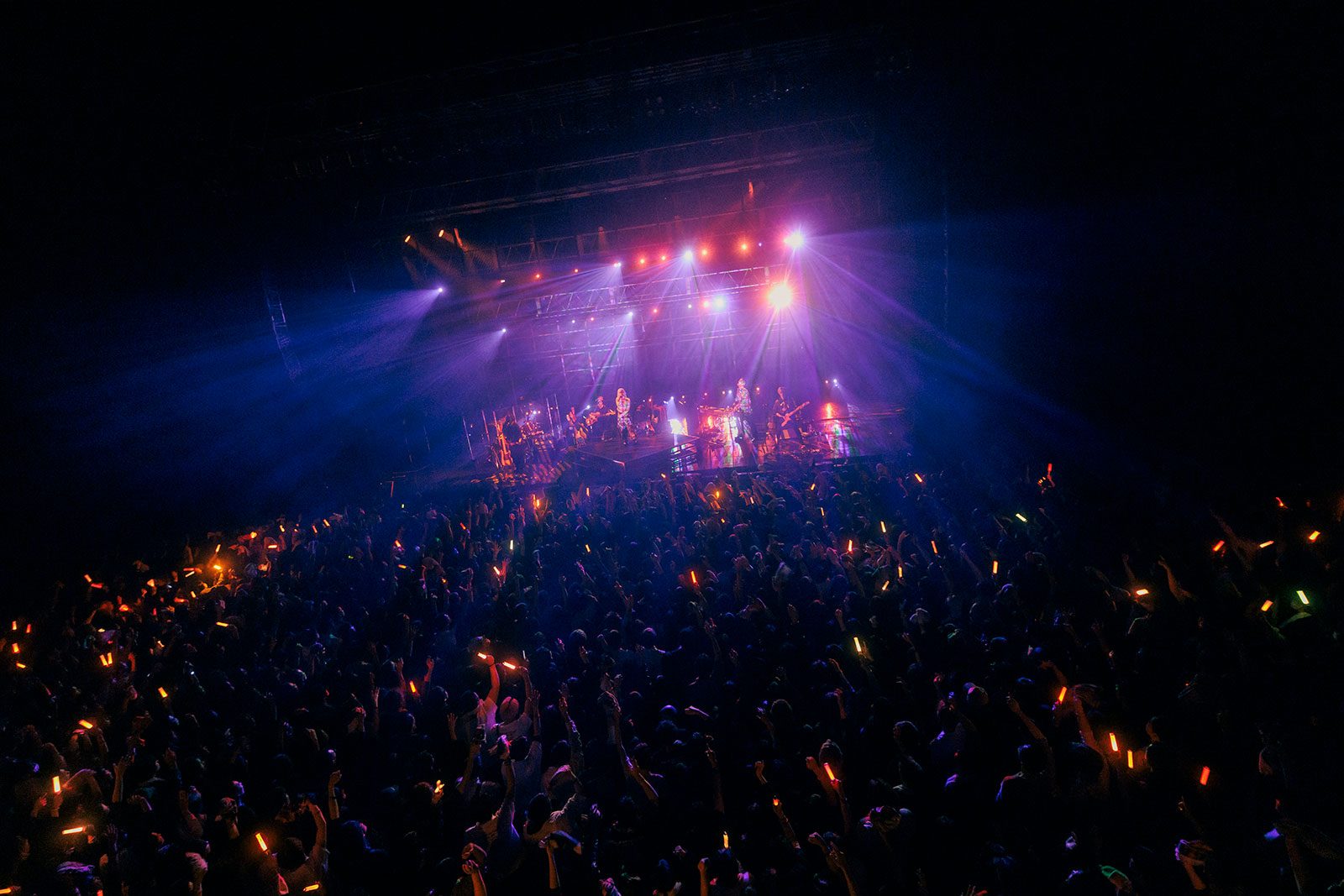 死ぬ気で遊べ、楽しんだもん勝ち！オールスタンディングのライブツアー＜ReoNa ONE-MAN Live Tour 2025 “SQUAD JAM”＞で見たアーティスト・ReoNaの新たな可能性。 - 画像一覧（4/7）