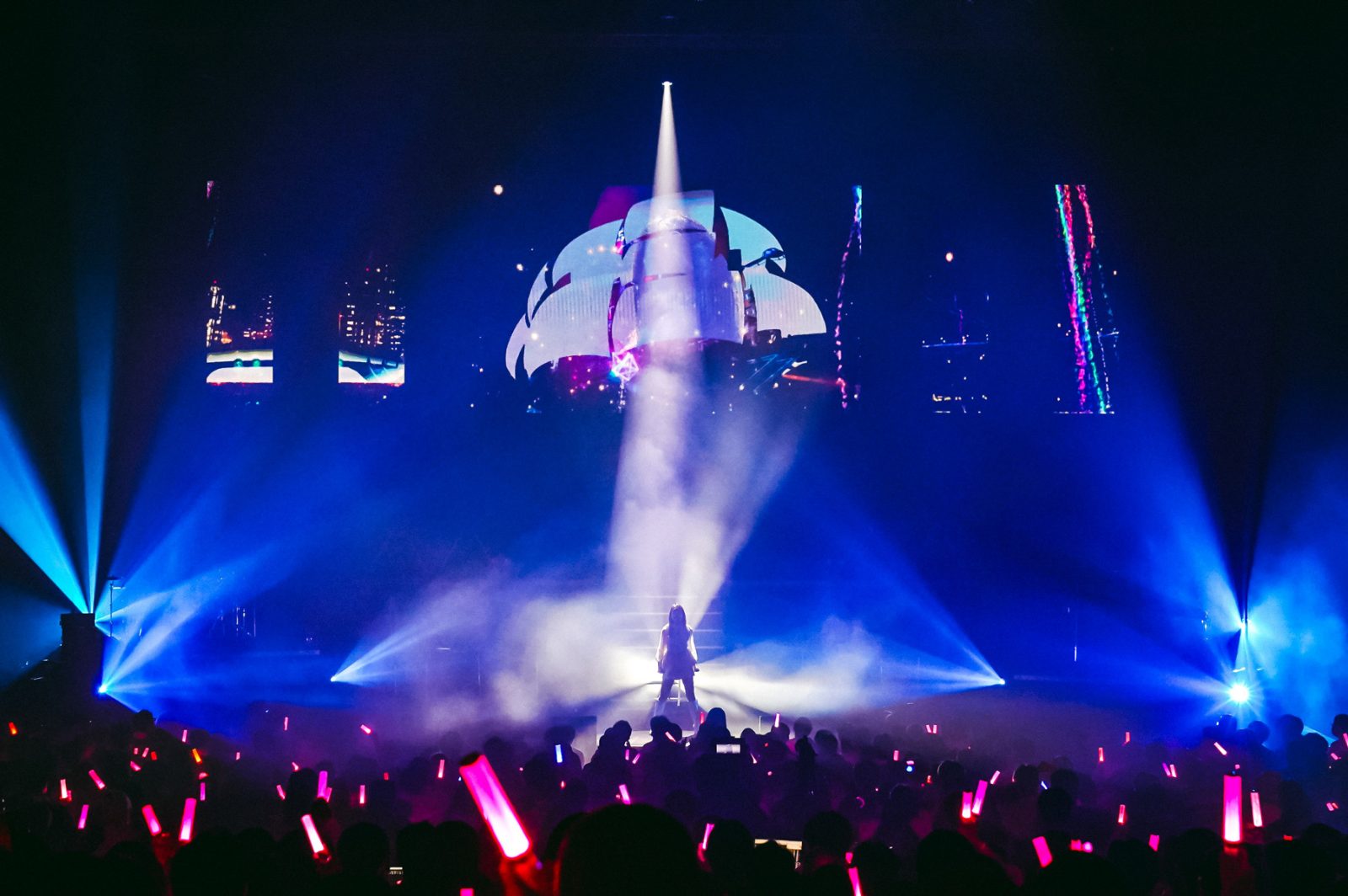 『マクロスF』シェリル・ノーム starring May’nとしての特別な一夜。“May’n 20th Anniversary Concert Gratz from MACROSS F「With you -Sheryl On Stage-」”レポート - 画像一覧（3/7）