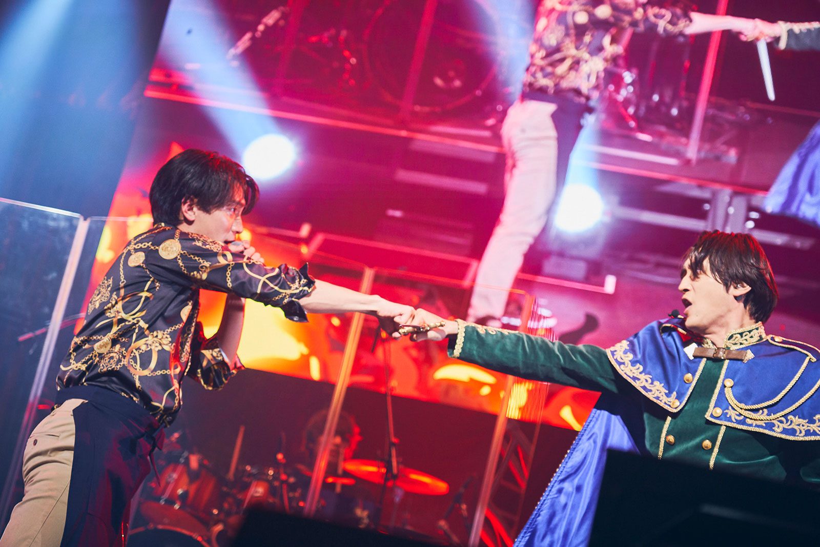 ライブ会場撮りおろしプレミアム生写真 生バンドをバックにライブステージも披露！『A3!』MANKAIカンパニーの